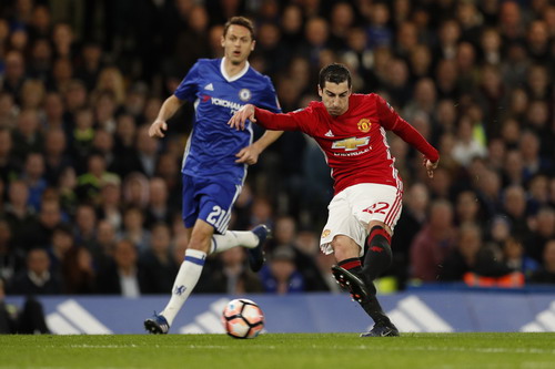 Mkhitaryan với c&uacute; s&uacute;t su&yacute;t th&agrave;nh b&agrave;n ph&uacute;t 12