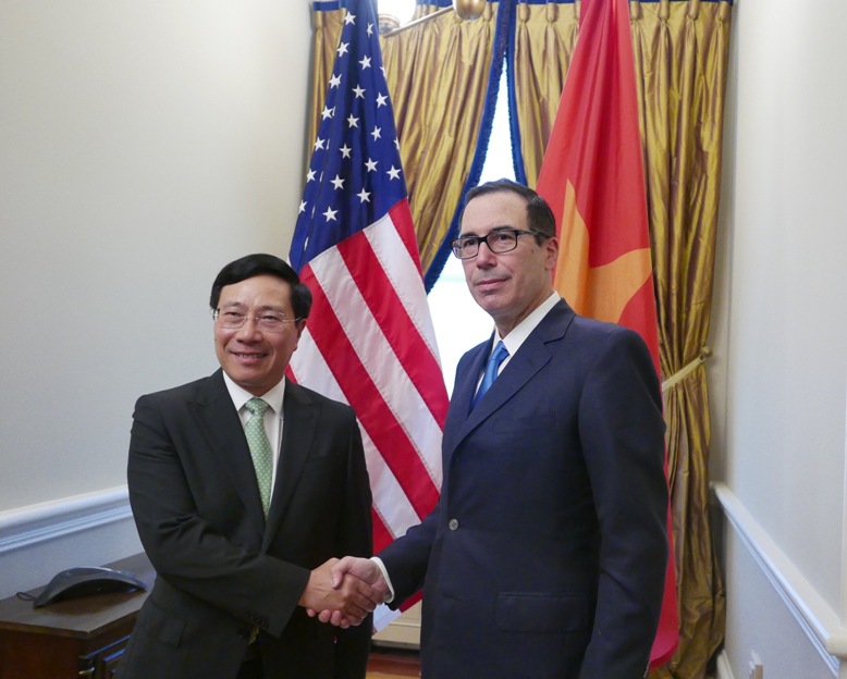 
Ph&oacute; Thủ tướng, Bộ trưởng Bộ Ngoại giao Phạm B&igrave;nh Minh gặp Bộ trưởng T&agrave;i ch&iacute;nh Steven Mnuchin
