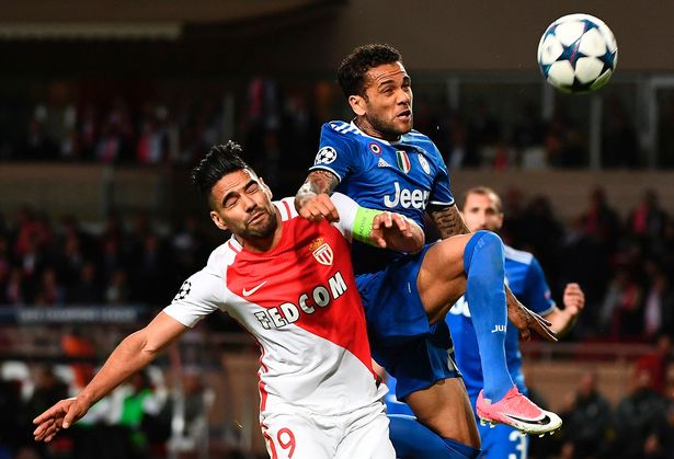 Alves chắc chắn trong phòng ngự