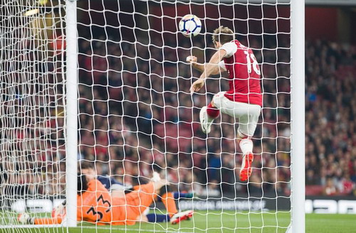 Trọng tài cứu nguy, Lacazette đưa Arsenal lên Top 10 - Ảnh 3.