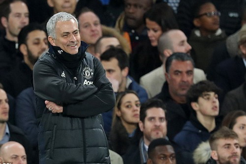 Mourinho nổi nóng, cười nhạt ngày Man United mất ngôi