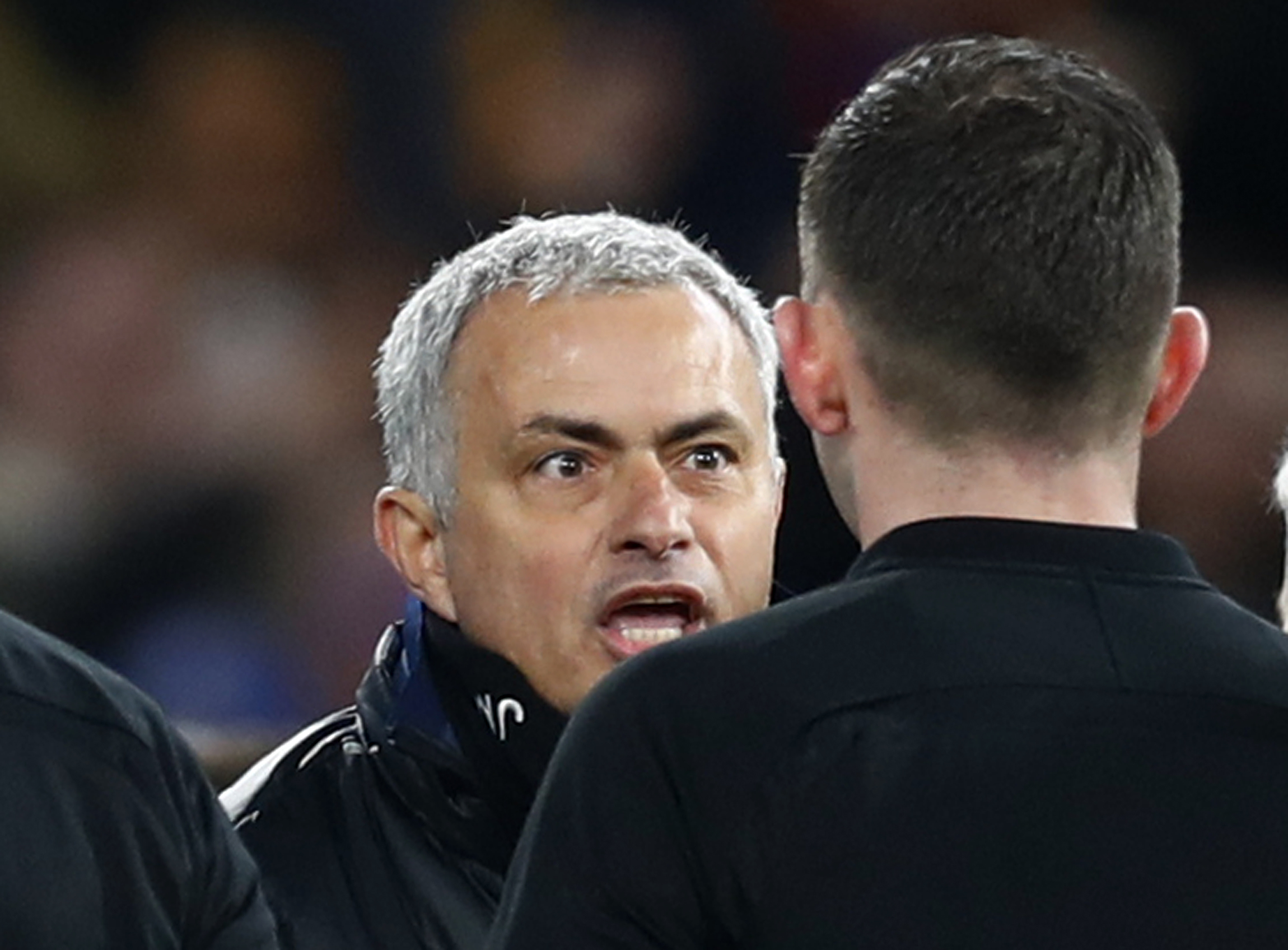 Mourinho: "Trọng tài phá hỏng trận đấu và giúp Chelsea thắng"