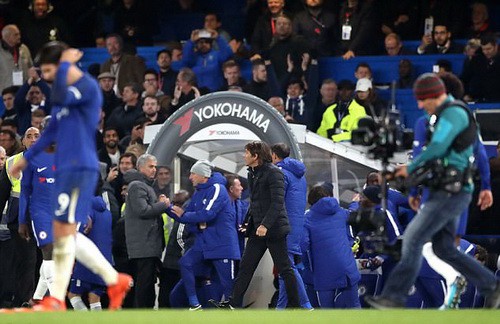 &Aacute;m ảnh Stamford Bridge, Man United gục ng&atilde; trước Chelsea - Ảnh 3.