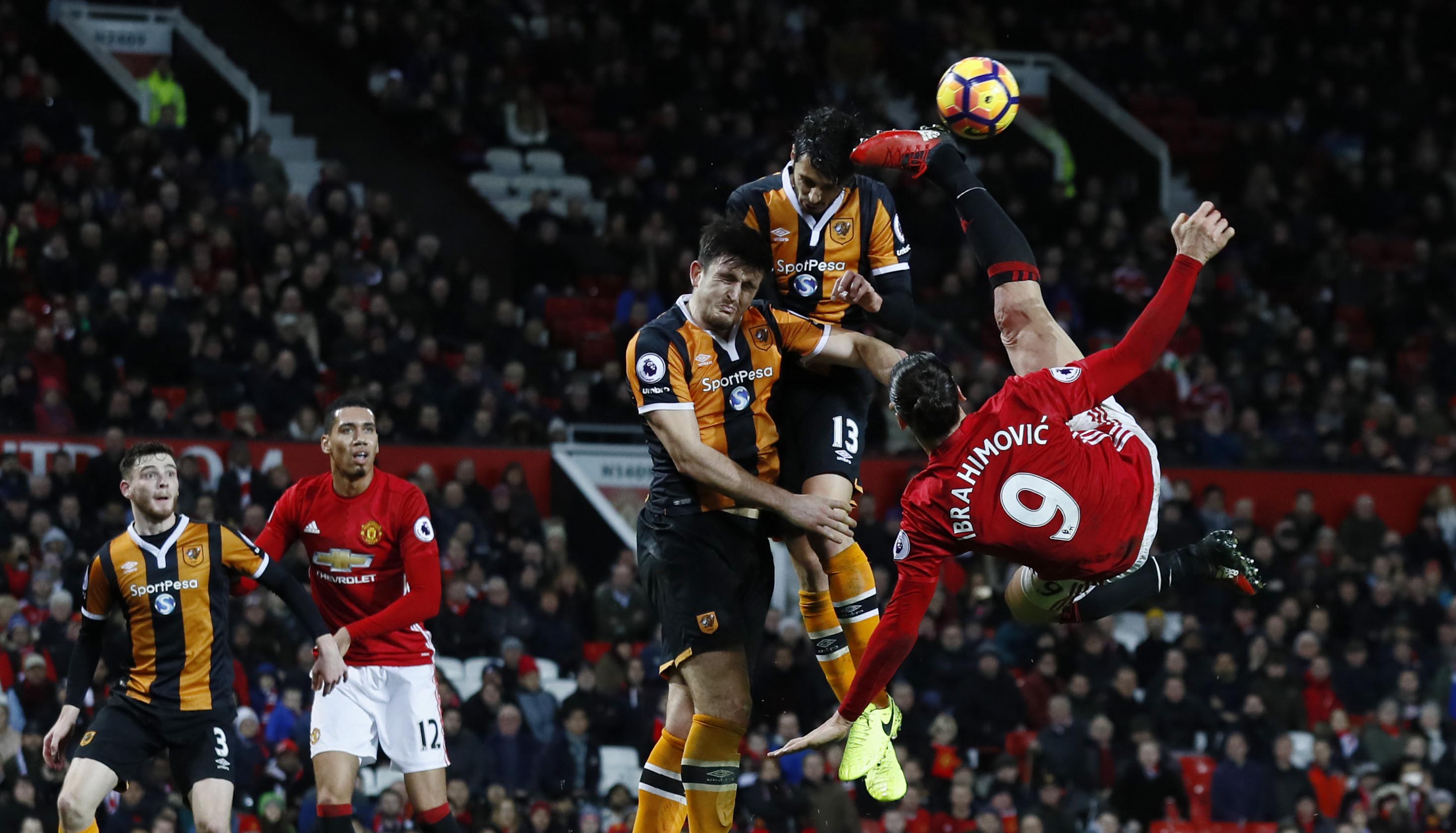 Ibrahimovich (9) v&agrave; c&aacute;c ng&ocirc;i sao M.U tung 15 pha dứt điểm nhưng kh&ocirc;ng ghi nổi 1 b&agrave;n v&agrave;o lưới Hull CityẢnh: REUTERS