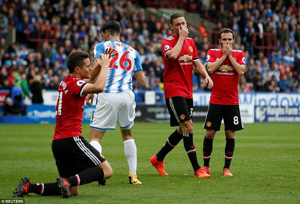 M.U thua sốc Huddersfield: Mourinho khẩu phục
