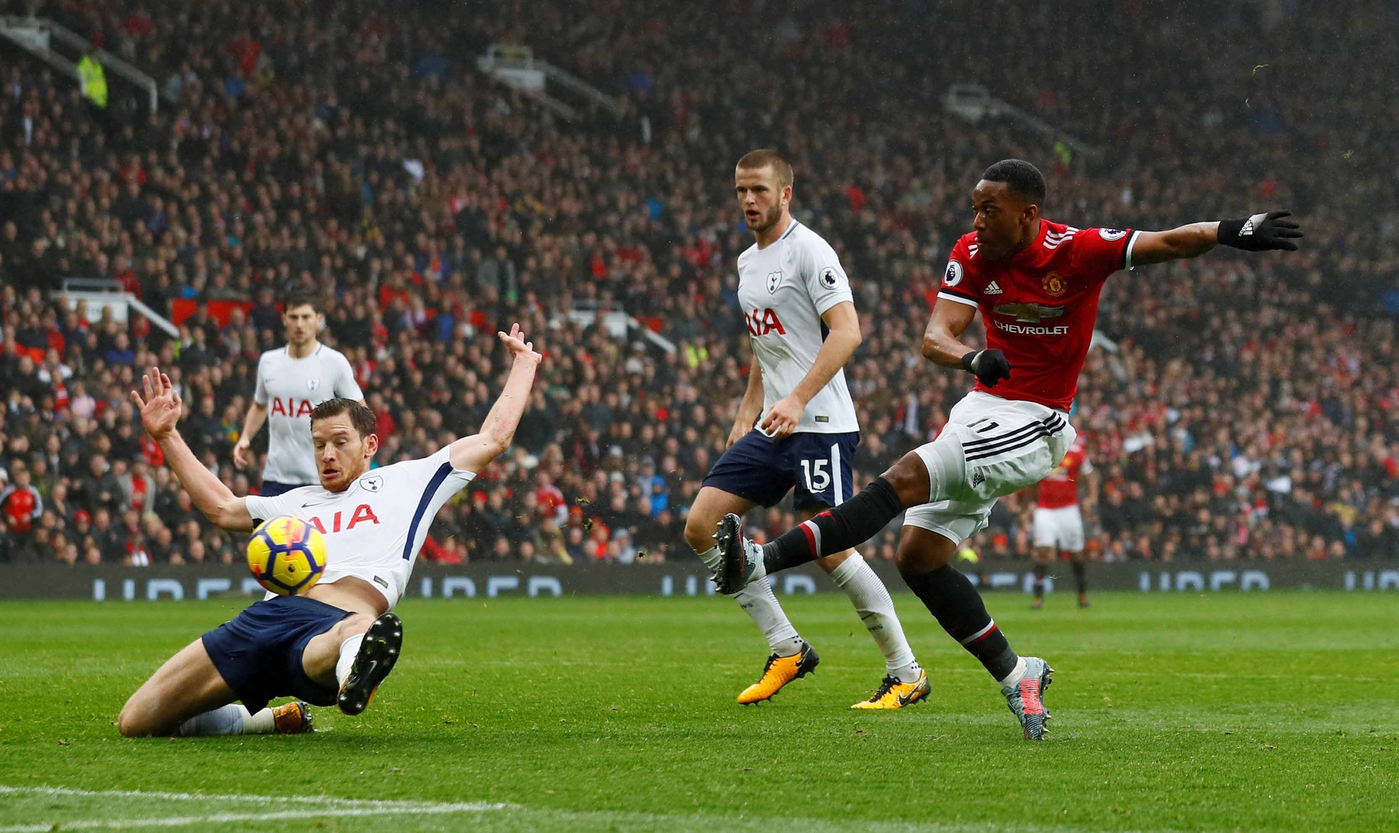Martial hạ gục Tottenham