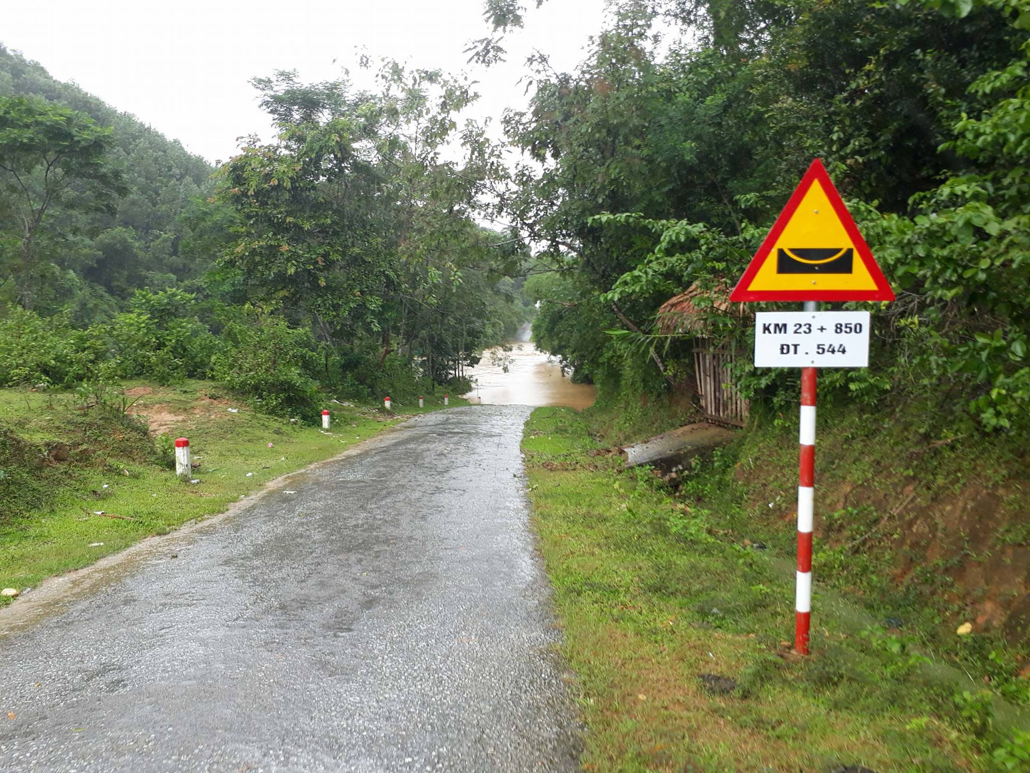 Cận cảnh Bắc Trung Bộ chìm trong mưa lũ - Ảnh 19.