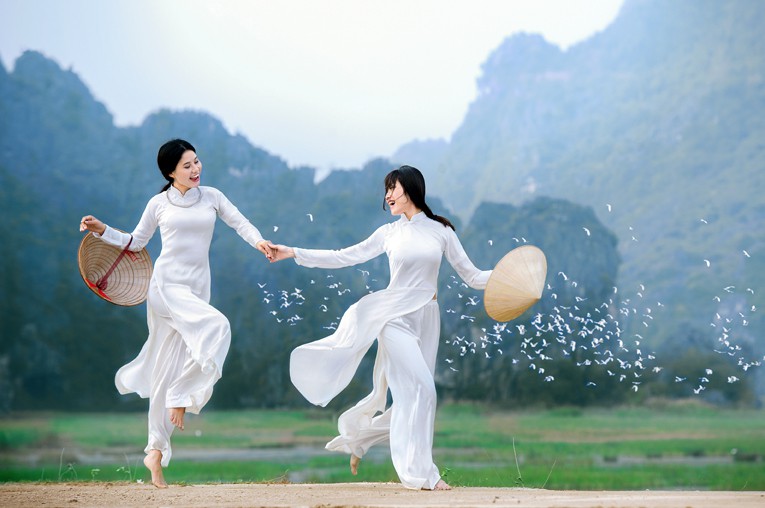 Ngắm ảnh lưng trần &aacute;o yếm của Dzũng Art - Ảnh 1.