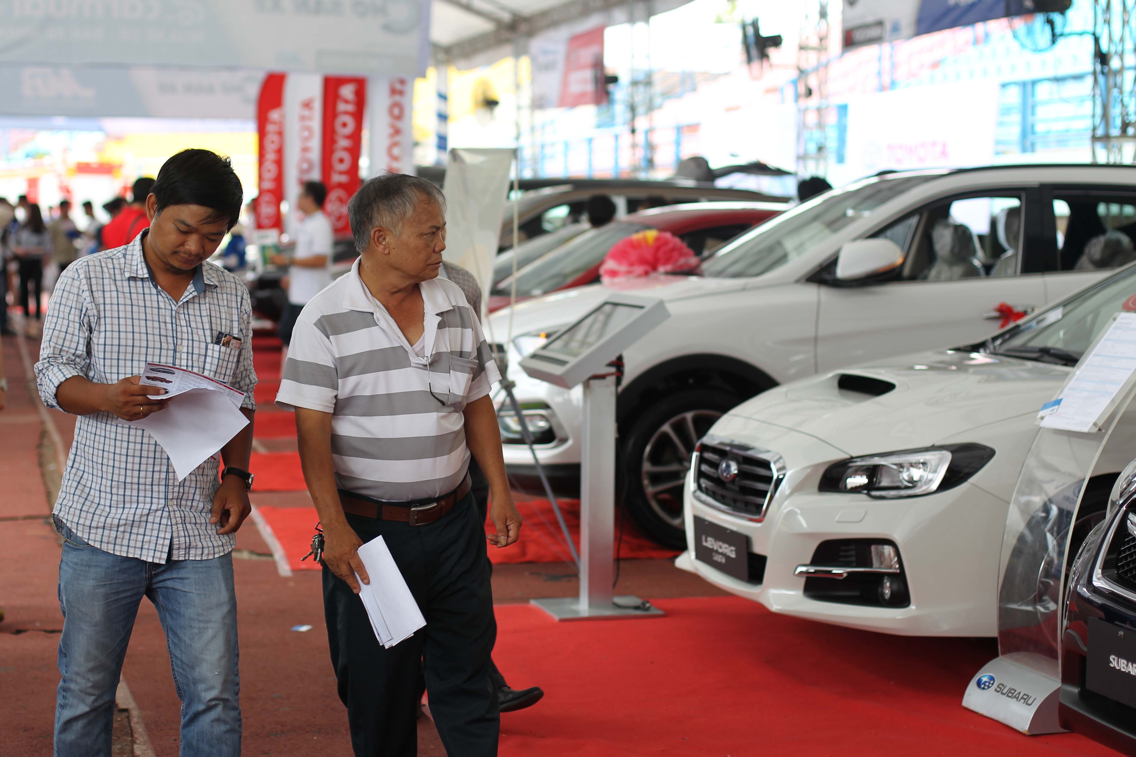 Ô tô giá 300 triệu, người Việt chịu 600 triệu tiền thuế