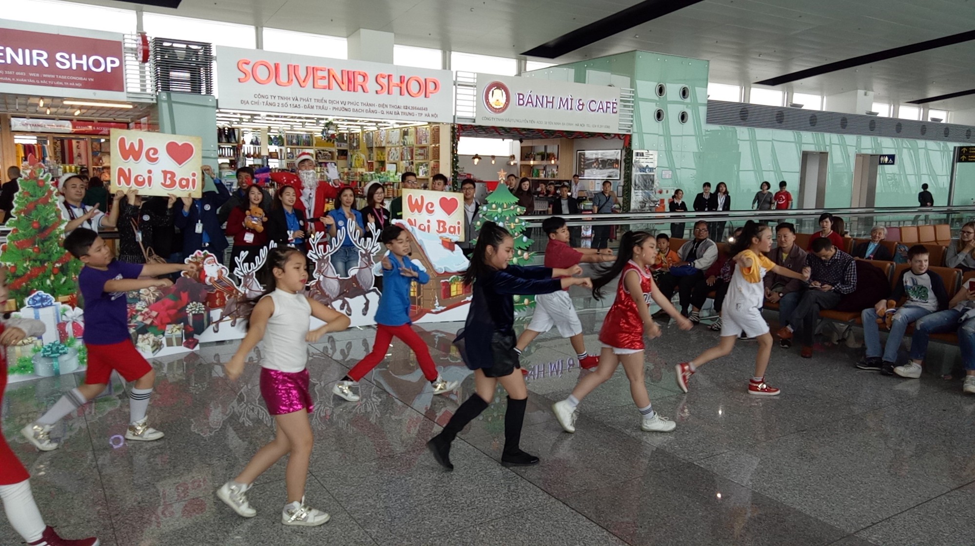 Ngạc nhi&ecirc;n  với kh&ocirc;ng kh&iacute; Gi&aacute;ng sinh ở s&acirc;n bay Nội B&agrave;i - Ảnh 3.