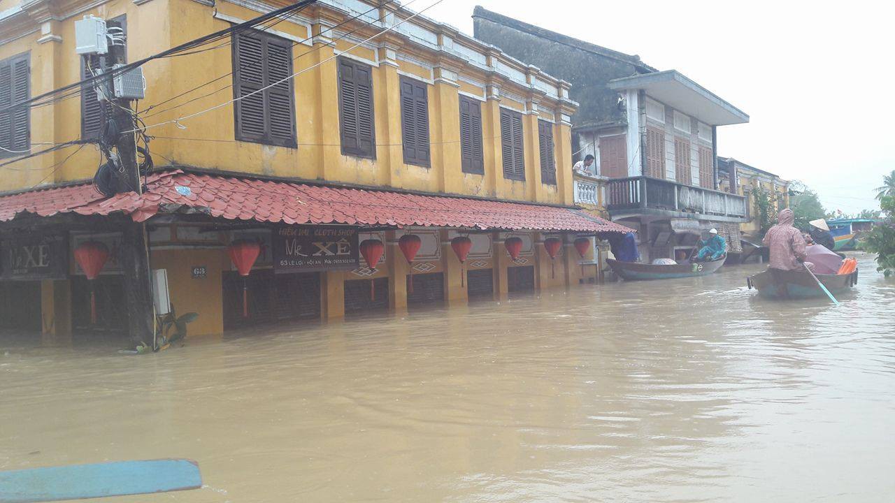 Miền Trung: Nhiều nơi còn ngập chìm trong nước, cô lập