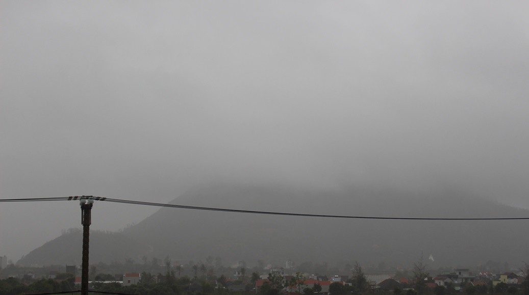 Bão số 14 thành áp thấp nhiệt đới, người dân thở phào - Ảnh 2.