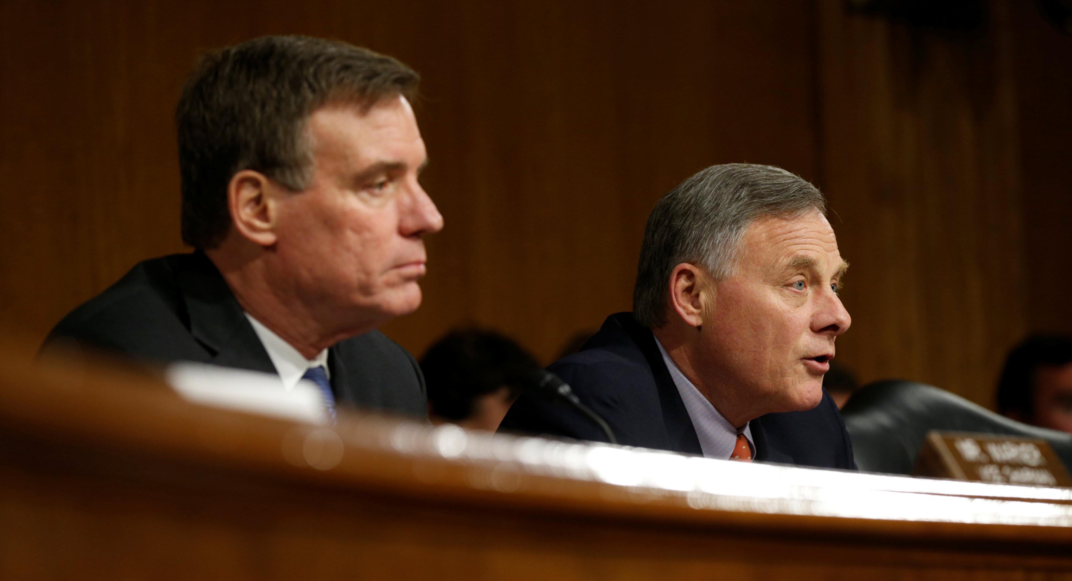&Ocirc;ng Richard Burr (phải), Chủ tịch Ủy ban T&igrave;nh b&aacute;o Thượng viện, tại cuộc điều trần h&ocirc;m 30-3 Ảnh: Reuters