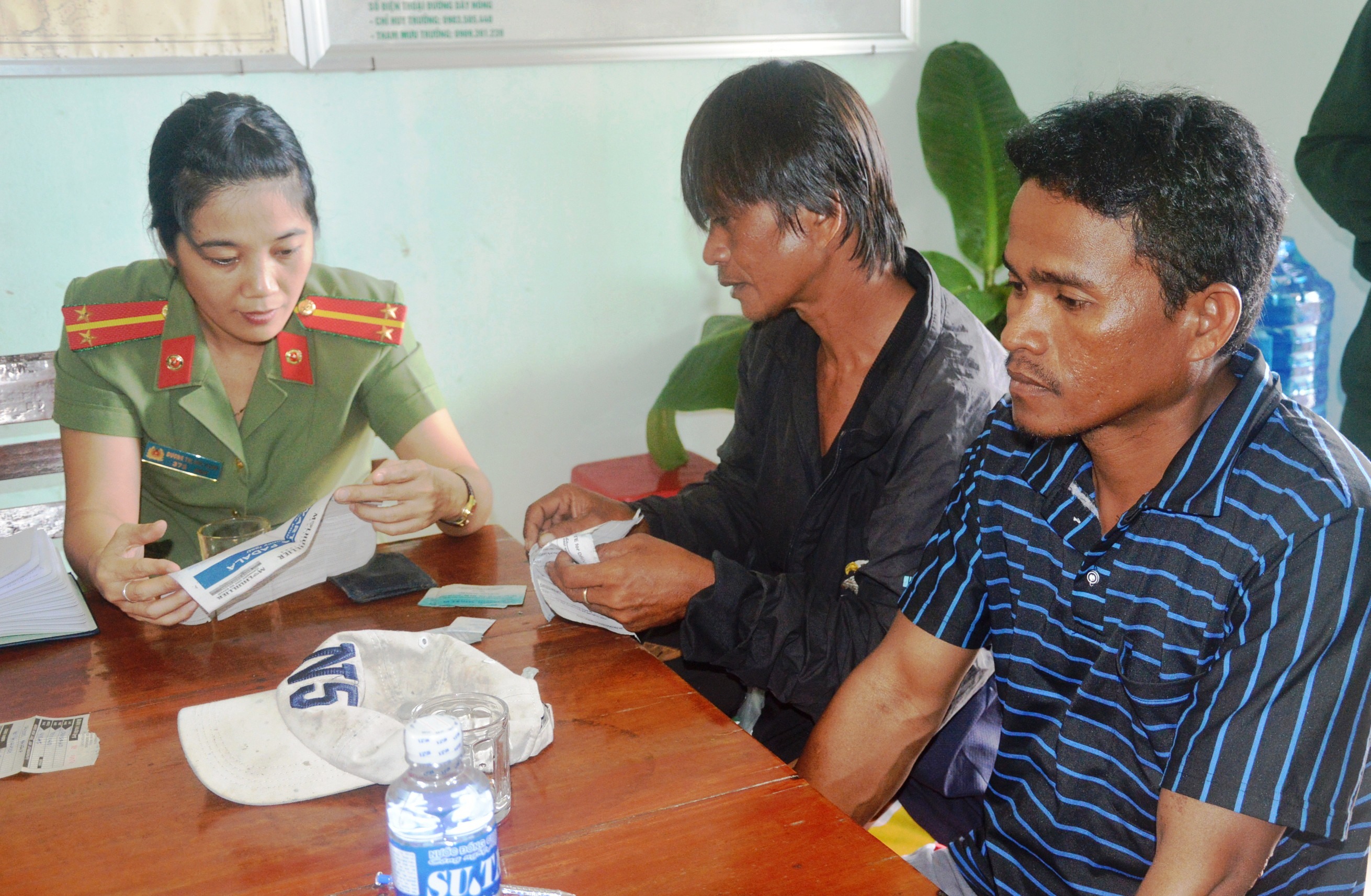 Tiếp nhận 2 ngư dân Philippines bị trôi dạt trên biển (Ảnh: Kim Oanh)