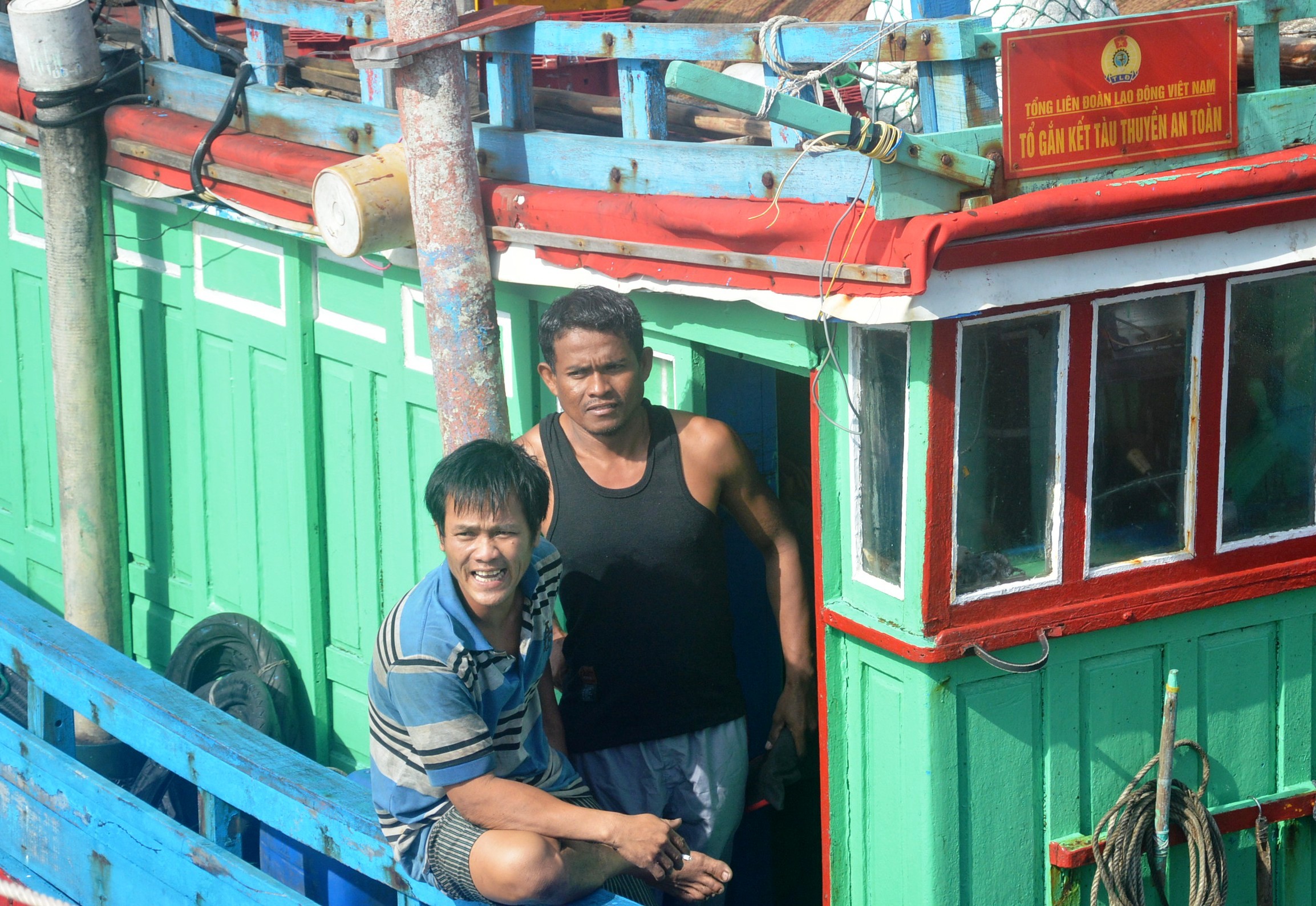 Thuyền trưởng Hưng (trái) cùng 1 ngư dân Philippines trên đường vào bờ (Ảnh: Kim Oanh)