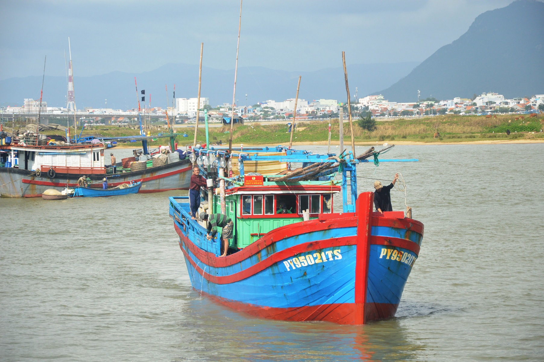 Tàu cá của thuyền trưởng Hưng trên đường vào bến Đông Tác