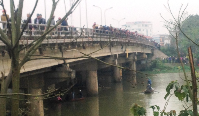 Nam sinh nhảy sông tự tử trên đường đi học