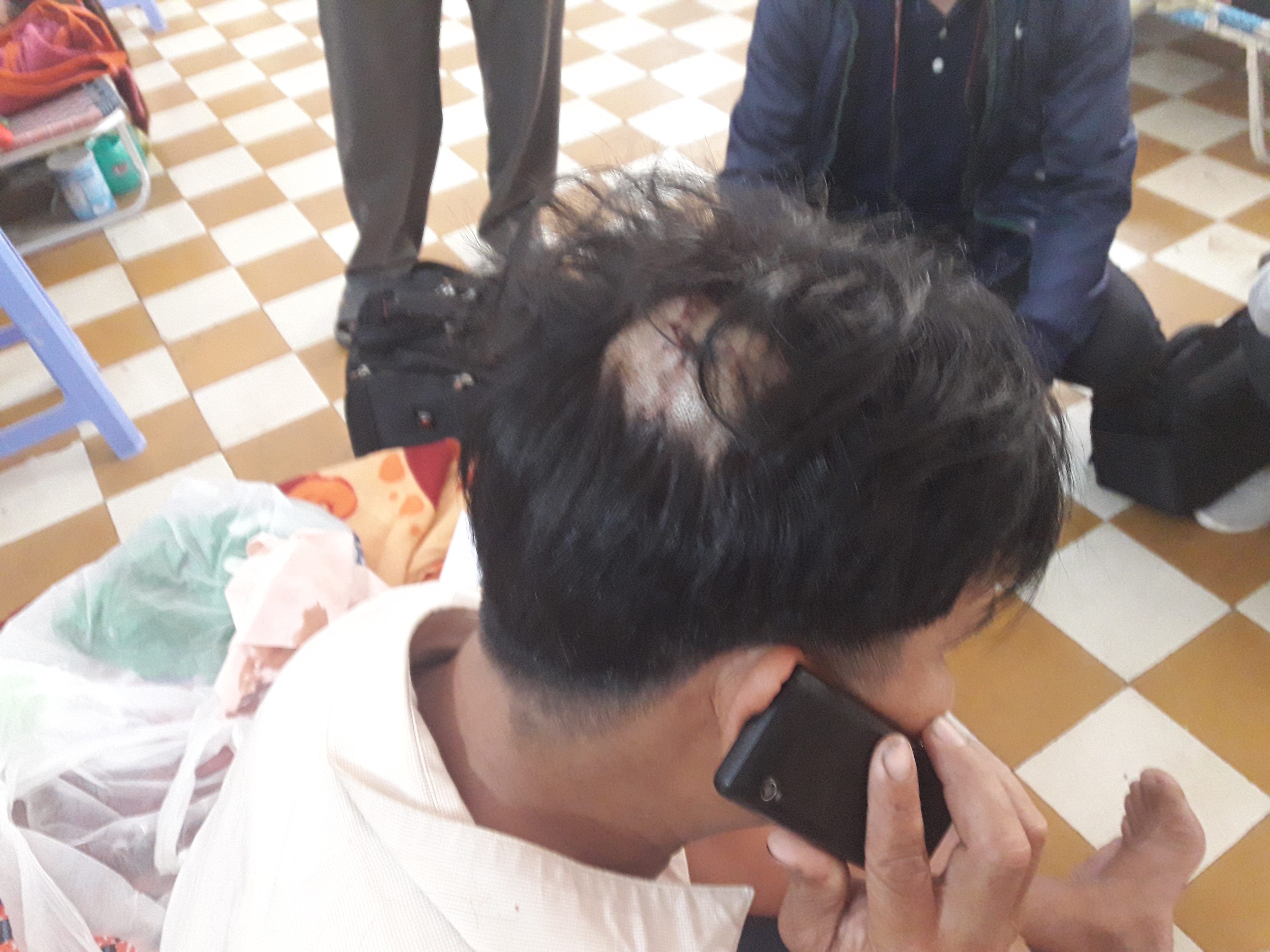 Tranh giành khách, con trai cán bộ y tế liên tục chém người - Ảnh 2.