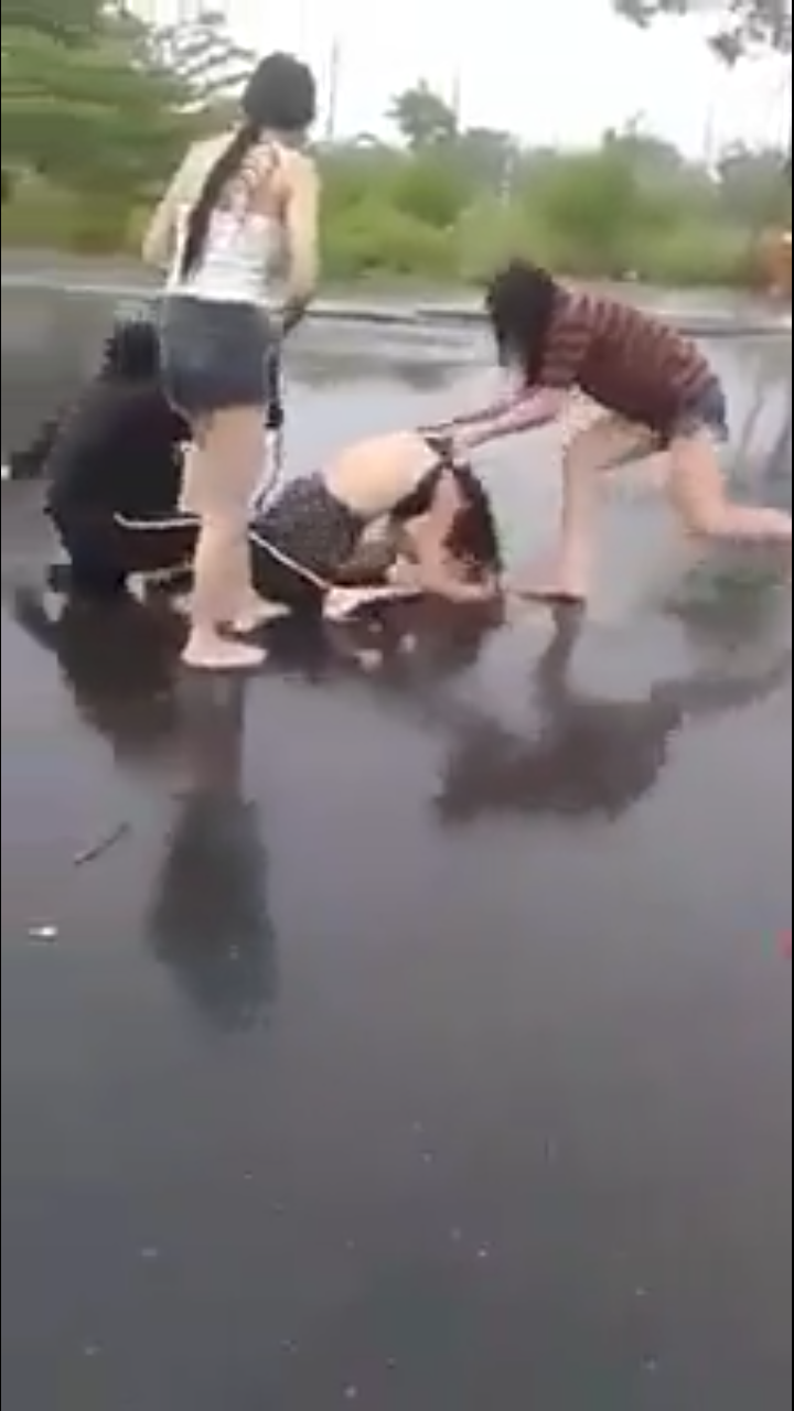 Đánh hội đồng cô gái rồi quay clip rồi tung lên Facebook