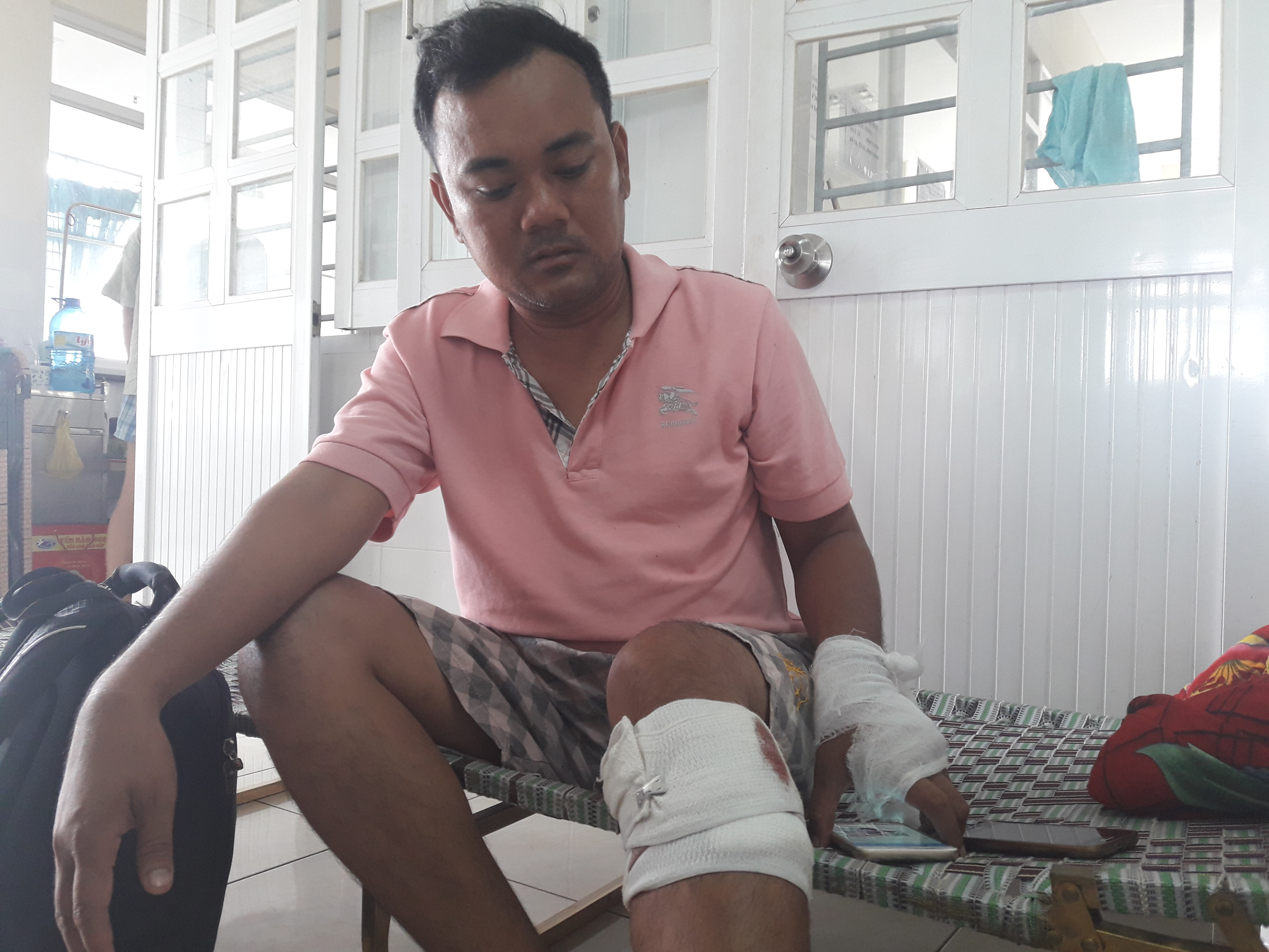 Tranh giành khách, con trai cán bộ y tế liên tục chém người