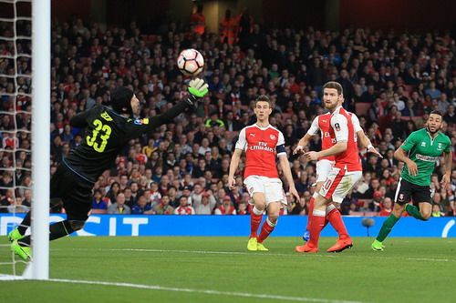 Petr Cech vất vả cản phá cú sút của Nathan Arnold