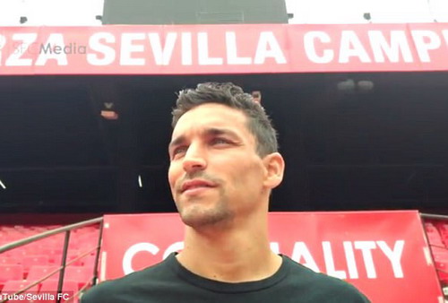 Chi&ecirc;u tr&ograve; k&yacute; hợp đồng c&oacute; một kh&ocirc;ng hai của Sevilla - Ảnh 2.