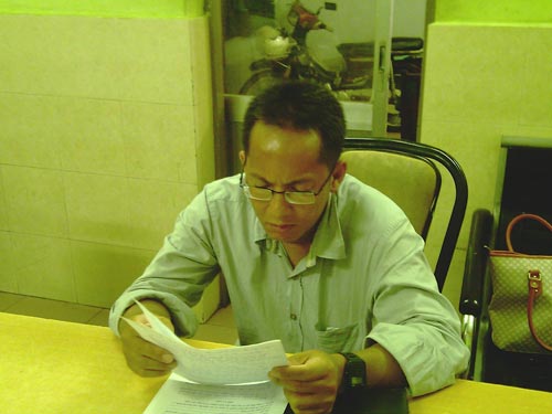 Hình ảnh năm 2011 Tùng bị công an quận 1 mời về làm việc vì tội mạo danh Nhà báo.