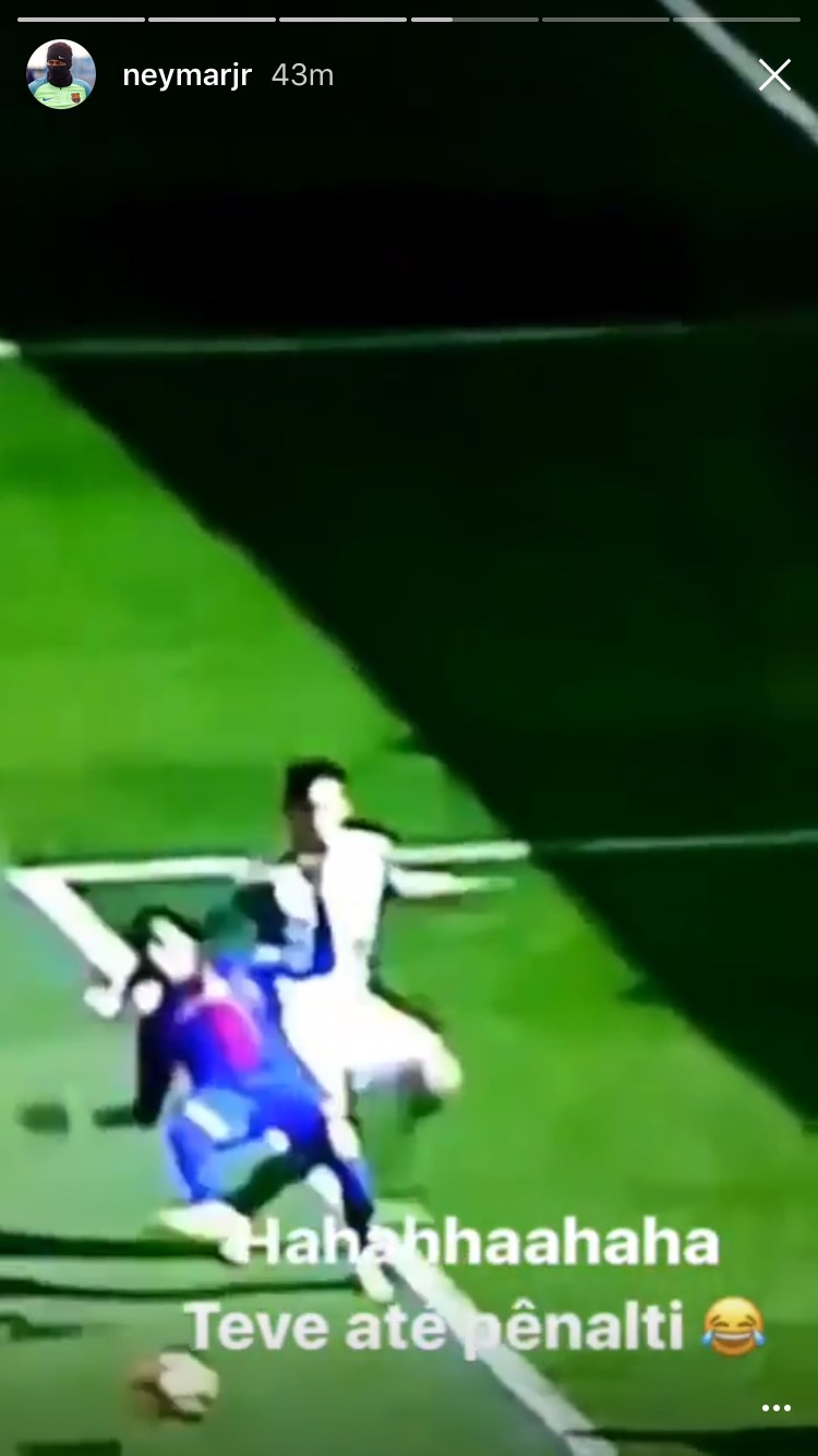 
Neymar cho rằng ở t&igrave;nh huống n&agrave;y, Barcelona xứng đ&aacute;ng được hưởng quả phạt đền. Ảnh: Goal
