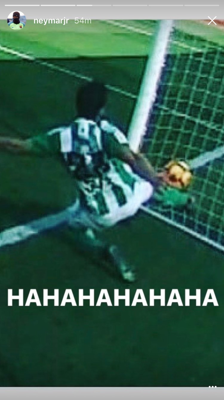 
Neymar mỉa mai quyết định kh&ocirc;ng c&ocirc;ng nhận b&agrave;n thắng của trọng t&agrave;i Alejandro Hernandez. Ảnh: Goal
