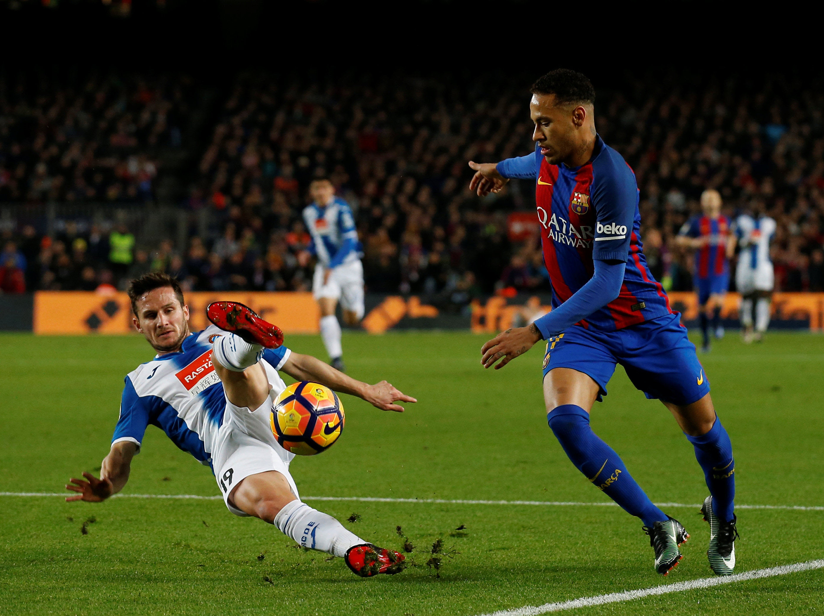 Barcelona với khoảng lặng giữa giông bão