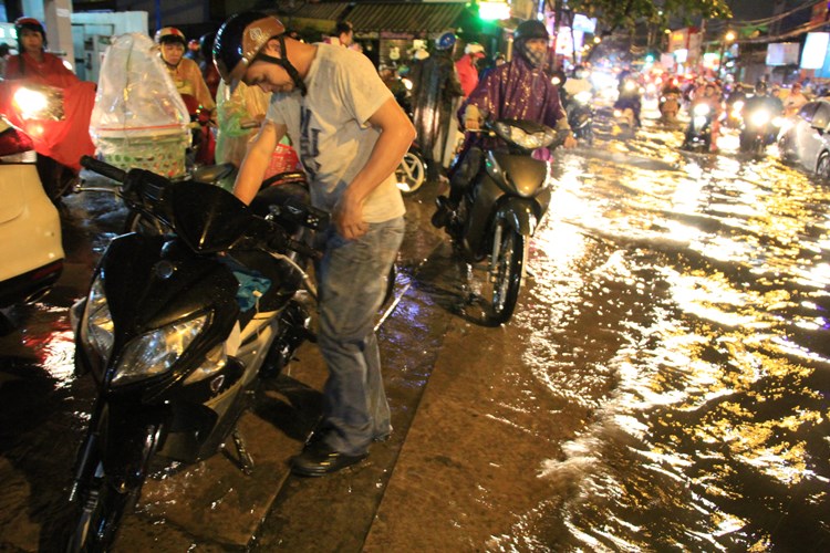 TP HCM: Mưa lớn, nhiều tuyến đường chìm trong biển nước - Ảnh 3.