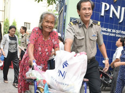 2.110 phần quà Tết cho người nghèo