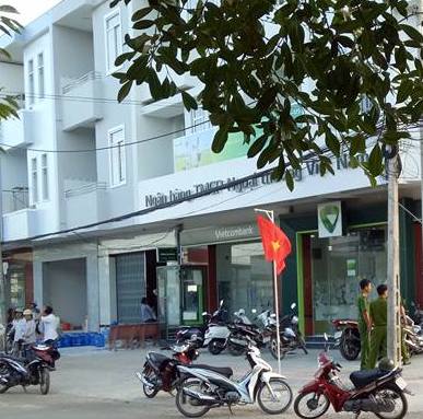 Truy bắt kẻ dùng súng cướp ngân hàng gần 2 tỉ đồng
