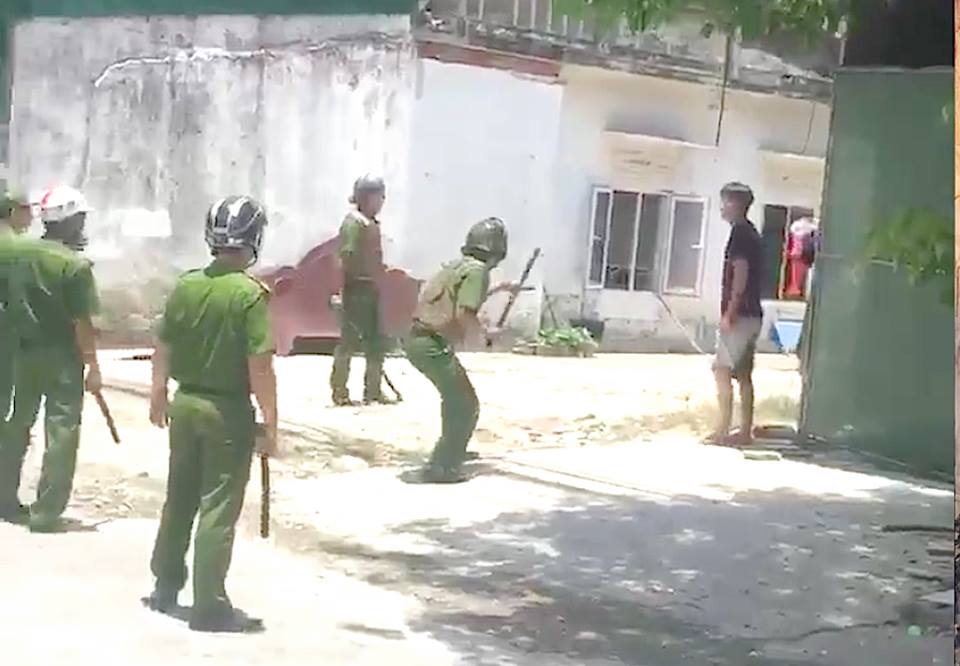 Nam thanh niên cầm dao cứa cổ mình, đe dọa cảnh sát