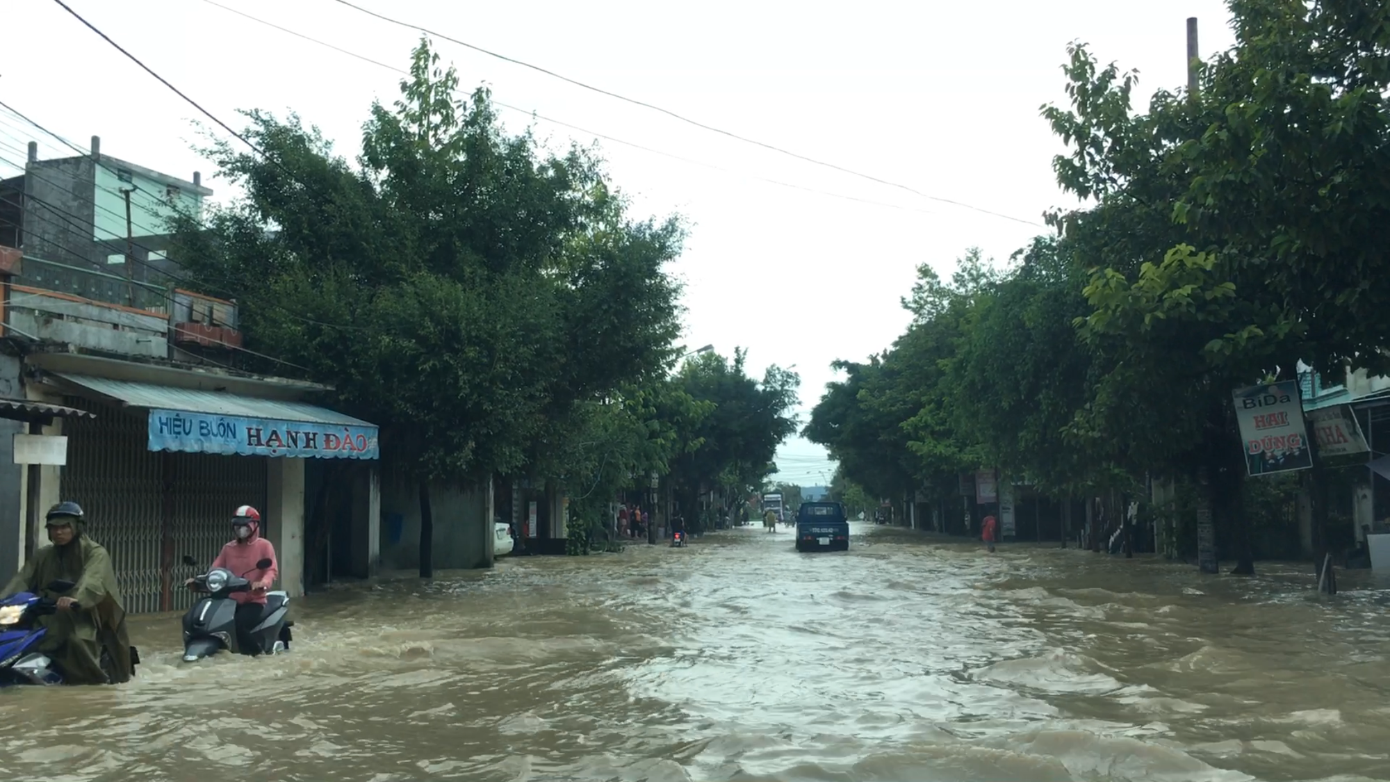 Lũ k&eacute;o về bao v&acirc;y, TP Quy Nhơn ch&igrave;m trong biển nước - Ảnh 8.