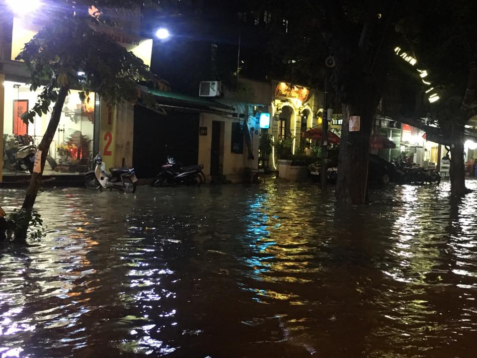 Mưa lớn, H&agrave; Nội ngập s&acirc;u, giao th&ocirc;ng hỗn loạn - Ảnh 4.