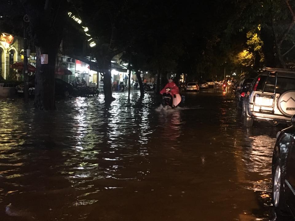 Mưa lớn, H&agrave; Nội ngập s&acirc;u, giao th&ocirc;ng hỗn loạn - Ảnh 5.