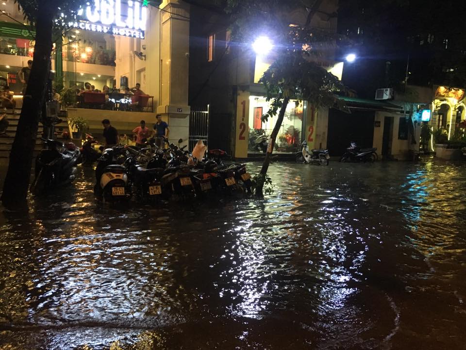 Mưa lớn, H&agrave; Nội ngập s&acirc;u, giao th&ocirc;ng hỗn loạn - Ảnh 6.
