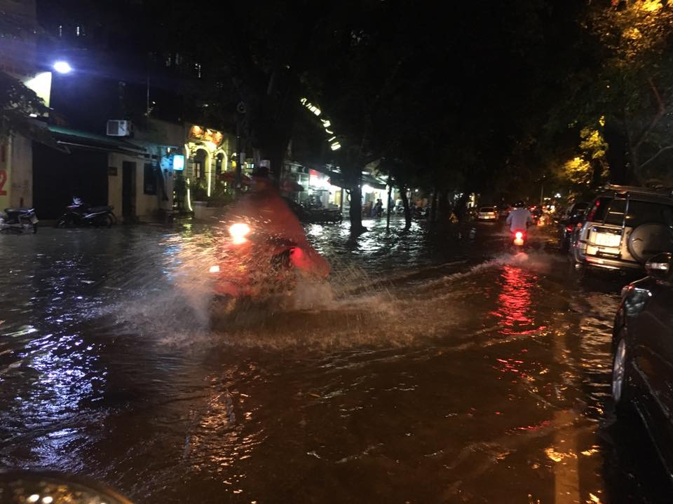 Mưa lớn, H&agrave; Nội ngập s&acirc;u, giao th&ocirc;ng hỗn loạn - Ảnh 1.