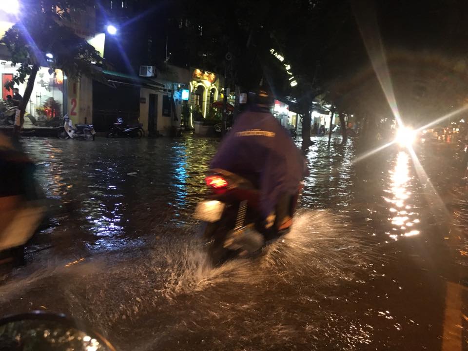 Mưa lớn, H&agrave; Nội ngập s&acirc;u, giao th&ocirc;ng hỗn loạn - Ảnh 11.