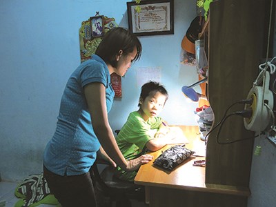 C&ocirc;ng nh&acirc;n cần c&oacute; thời gian nghỉ ngơi hợp l&yacute; để chăm s&oacute;c con c&aacute;i - Ảnh: L&Ecirc; TUYẾT