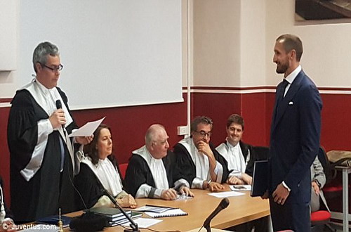 Hậu vệ bị cắn vai Chiellini nhận bằng Cao học tại Ý