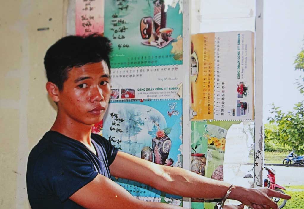 Nghi can Văn Công Anh Tiến tại trụ sở công an huyện Cần Đước (Long An)