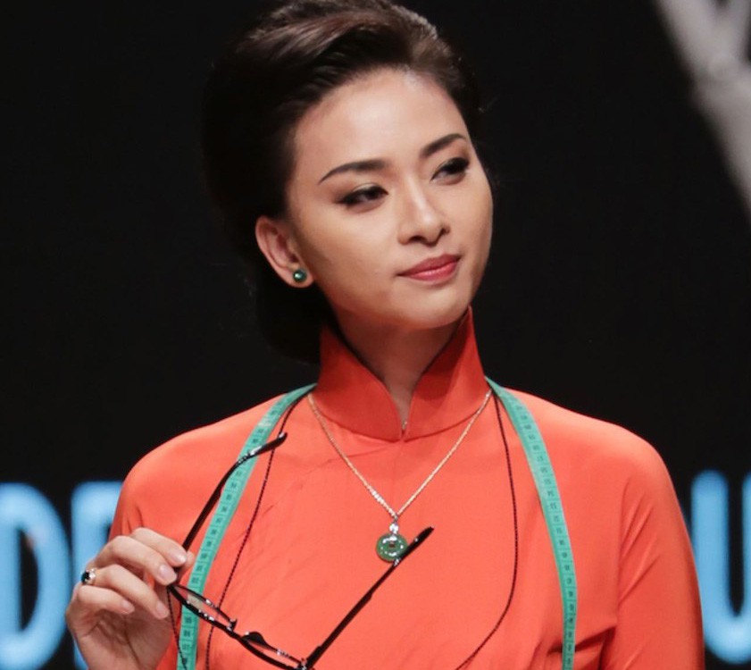 Ngô Thanh Vân đẹp cuốn hút trong áo dài xưa