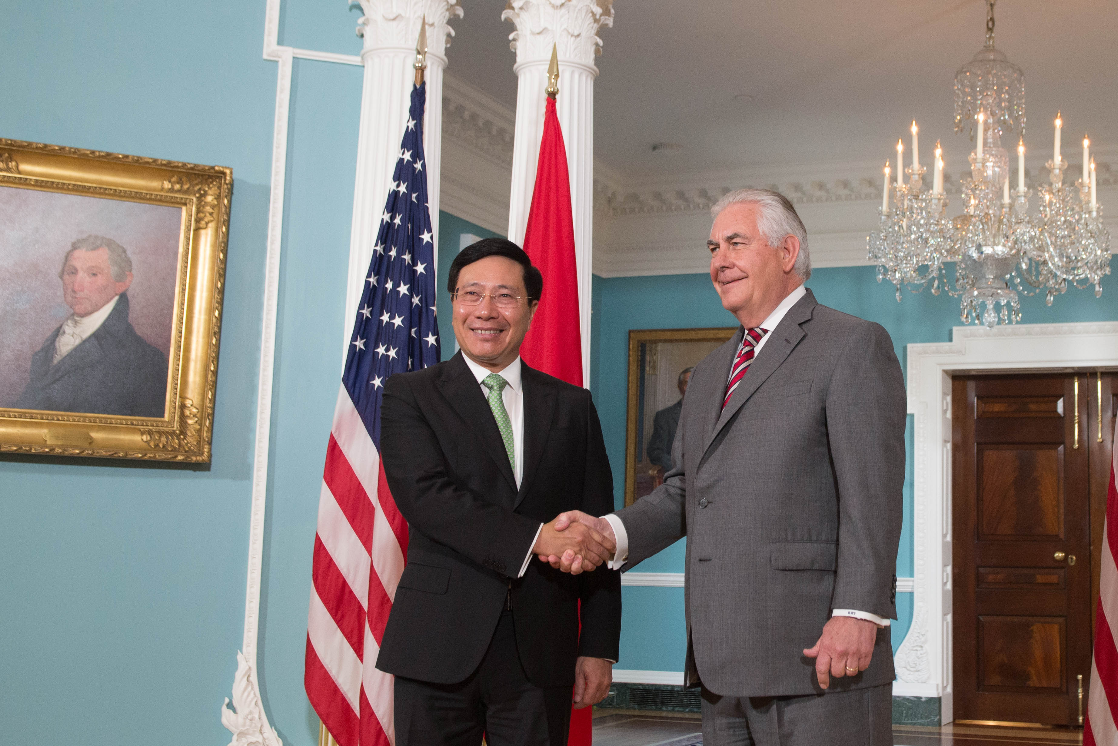 
Ph&oacute; Thủ tướng, Bộ trưởng Ngoại giao Phạm B&igrave;nh Minh bắt tay Bộ trưởng Ngoại giao Mỹ Rex Tillerson sau hội đ&agrave;m
