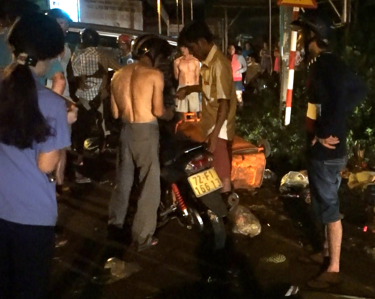 Va v&agrave;o th&ugrave;ng r&aacute;c, nam thanh ni&ecirc;n tử nạn - Ảnh 2.