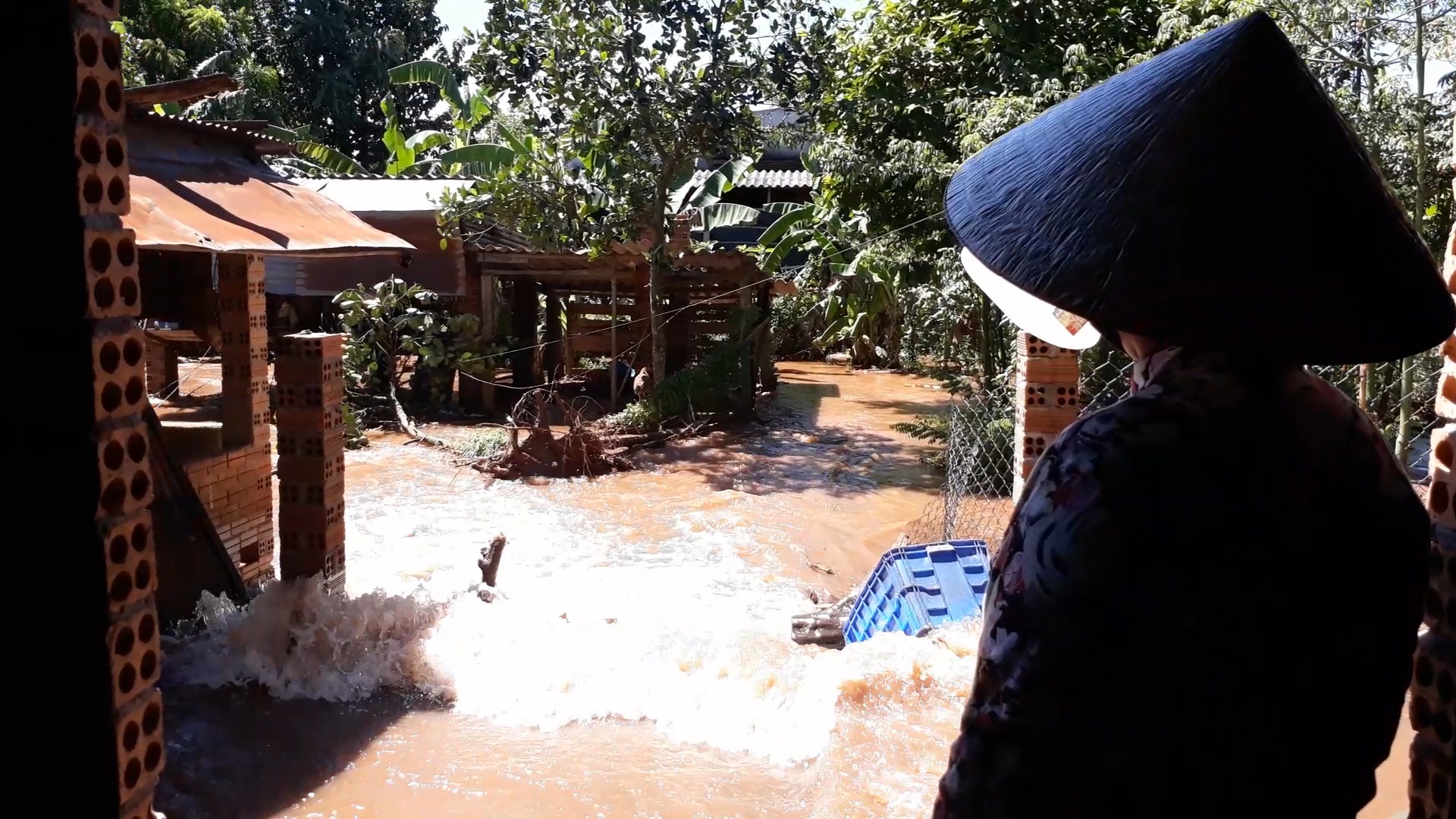 Vỡ kênh dẫn tràn hồ Gia Hoét, di dời hàng chục hộ dân