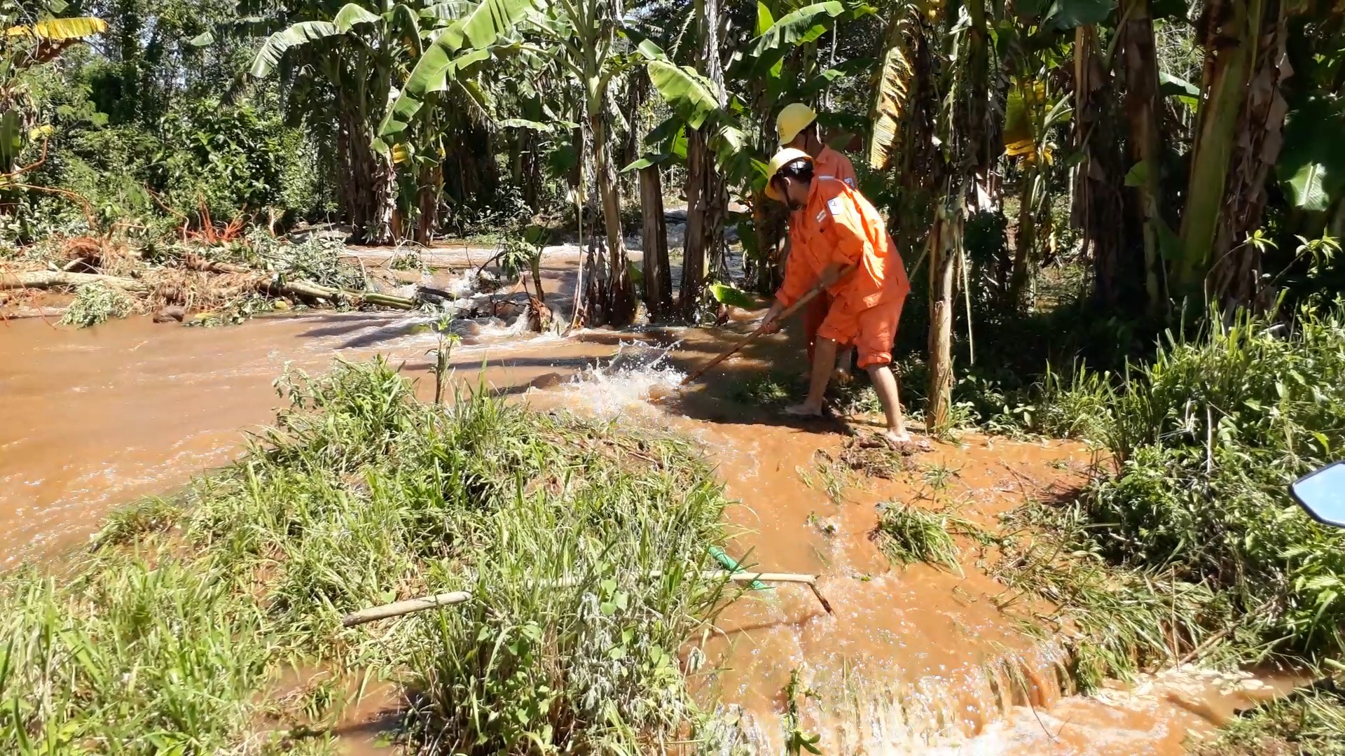 Vỡ kênh dẫn tràn hồ Gia Hoét, di dời hàng chục hộ dân - Ảnh 4.