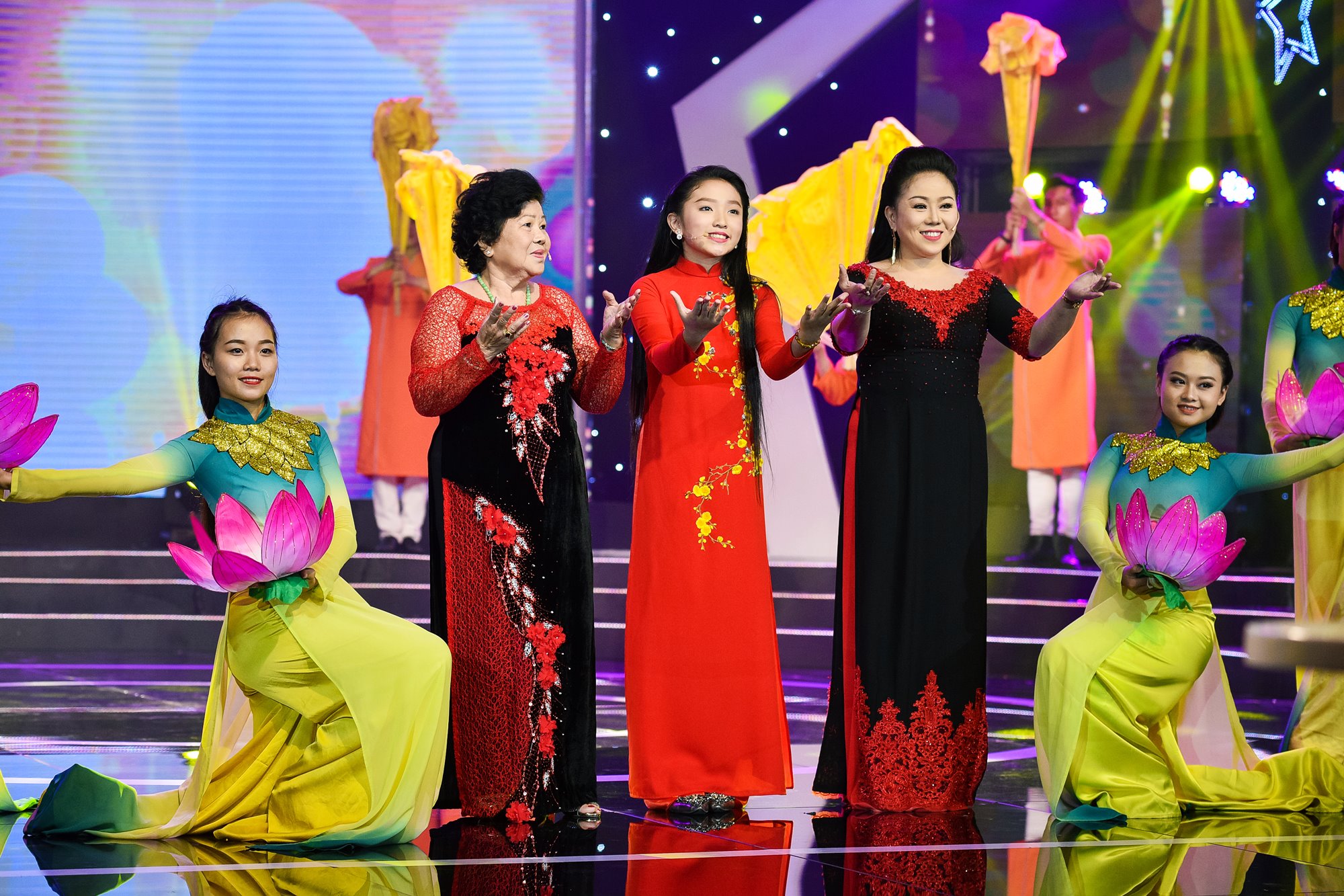 Con gái nghệ sĩ Cẩm Hiền được bố dượng thương yêu như con ruột