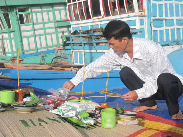 Ngư dân Bùi Năm cúng lễ xuất hành cho mùa biển mới tại Hoàng Sa